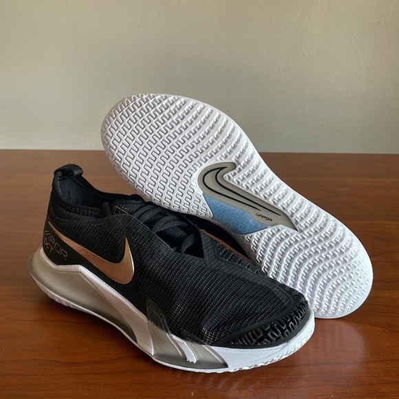 New Nike React Vapor NXT HC Women’s Tennis Shoes CV0742-002 Black/Gold NWOB - Picture 1 of 5